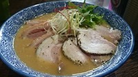 「塩鶏湯そば：ミックスチャーシュー」@麺や 而今 大東本店の写真