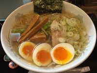 「鶏塩らー麺＋味付玉子（￥750＋￥100）」@絆心 - Key Sceneの写真