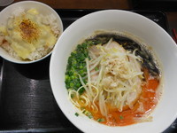 「三色の豚骨ラーメン＋焼きチーズアブライス＋替玉」@ラーメン愉悦処 似星の写真