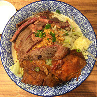 「汁なし油そば＋牛ステーキ」@ラーメン燈郎の写真