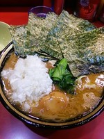 「ラーメン中盛り、玉ねぎ、味玉、海苔」@家系総本山 ラーメン吉村家の写真