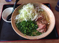 「ねぎたっぷり軟骨ソーキすば」@うみちか食堂の写真