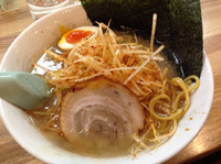 「醤油ラーメン＋ピリ辛ネギ」@ラーメン三太 モール街店の写真