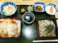 「カツ重セット(冷たいそば)1,080円」@手打ちそば 梅田屋の写真