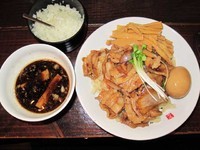 「肉盛りつけ麺並800円＋無料の肉増し・味玉・メンマ増し」@魁 肉盛りつけ麺 六代目けいすけの写真