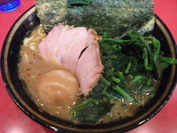「ラーメン+生ほうれん草+味玉」@家系総本山 ラーメン吉村家の写真