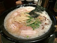 「チャーシューメン+瓶ビール／￥750+500」@博多一双 博多駅東本店の写真