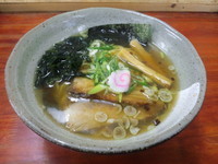 「昭和仕立醤油ラーメン 680円＋肉１枚100円」@らあめん こもん 鳥浜店の写真