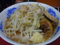 「ラーメン（ニンニクWヤサイアブラちょい増し）700円」@モッコリ豚の写真