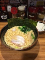 「家系味噌らーめん（麺カタ・味濃い目・脂多目）　７８０円」@横浜家系ラーメン 壱角家 池袋東口店の写真
