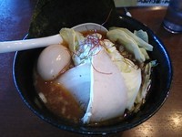 「濃厚中華そば_赤&黒～レッド&ブラック～【数量限定】」@New old style ゆいが 三郷店の写真