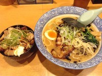 「らーめん(にんにく油)680円、チャーシュー飯250円」@麺屋青山 臼井店の写真