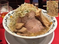 「豚野郎ラーメン（イタリア産ホエー豚炙り）＋ミニビール＋麺大盛り」@野郎ラーメン 渋谷センター街総本店の写真