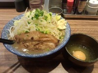 「らーめん中盛り+生卵」@ラーメン燈郎の写真