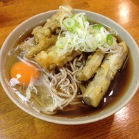 「ごぼう天（￥390）＋生玉子（サービス）」@都そばの写真