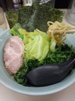 「キャベツラーメン700円+ほうれん草増し50円」@横浜家系ラーメン田中の写真