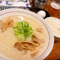 「徳島ラーメン 元祖白系　ライス・生玉子付き」@徳島ラーメン 可成家 tokyo 代々木店の写真