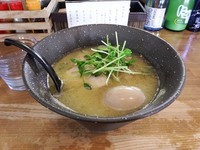 「鶏そば+絶品！！煮たまご」@鶏らーめん しおさいの写真