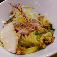 「アンチョビの油そば750円　ｻｰﾛｲﾝｽﾃｰｷ,ﾜｲﾝ」@麺庵 小島流の写真