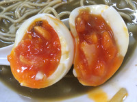 「特濃煮干ソバ（黒）800円、味玉100円、和え玉150円」@煮干中華ソバ イチカワの写真