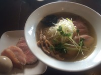 「あさり出汁しゃもそば（塩+大盛+硬め）+特製盛」@麺や 虎徹の写真