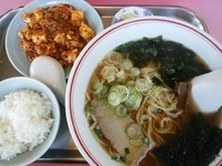 「Cランチ(麺＋麻婆豆腐＋ライス＋漬物＋ドリンク)831円」@松竹飯店の写真