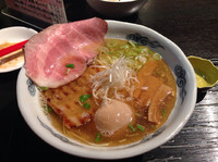 「アゴサンマ煮干しらぁめん味玉 塩＋ローストチャーシュー＋茹で餃子」@龍のひげの写真