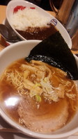 「醤油らぁ麺とカレー丼のハーフセット￥950」@らぁ麺食堂 吉凛の写真