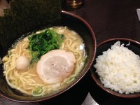 「ラーメン醤油並＋サービスライス」@横浜家系ラーメン 壱角家 西葛西店の写真