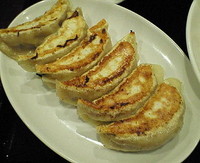 「餃子　３００円＋消費税」@四つ角飯店の写真