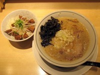 「背脂醤油らー麺セット1100円」@焼きあご塩らー麺 たかはし 新宿本店の写真