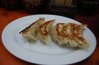 「餃子320円(＋博多ラーメン固め630円＋替え玉無料)」@長浜家の写真