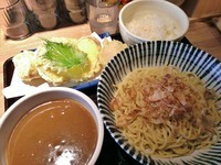 「かつお香るカレーつけ麺・味玉天・小ライスセット \950」@東京天ぷらつけ麺天丸の写真