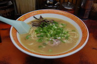 「博多ラーメン固め630円＋替え玉バリカタ無料、餃子320円」@長浜家の写真