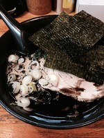 「黒ブタラーメン 醤油」@知ったかぶりのブタの写真