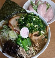 「とんこつラーメン950円+低温チャーシュー」@MENYA 食い味の道有楽の写真