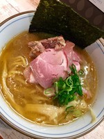 「【気まぐれ限定】小江戸黒豚の豚骨醤油らーめん」@中華そば 四つ葉の写真