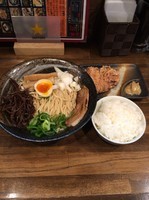 「牛魔王＋唐揚げ一個定食」@麺屋 八頭龍 バイパス店の写真