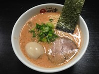 「トマトクリームらーめん＋味付け玉子、800円＋100円」@らーめん三獣使の写真