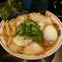 「背脂特製中華そば」@肉煮干し中華そば さいころの写真