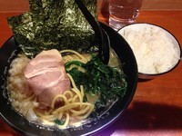 「醤油豚骨ラーメン＋サービスライス」@横浜家系らーめん 極楽家の写真