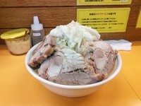 「ブタラーメン　ヤサイ、アブラ、ニンニクトッピング　８００円」@ラーメンエース 八王子店の写真