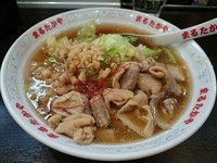 「豚もつラーメン850円＋豚串124円×2本」@まるたかや 牛島本店の写真