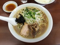 「煮干そば（普通）＋餃子＋半ライス」@中村屋総本山の写真