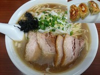 「煮干そば（肉入り）￥800＋手作り餃子￥200＝￥1000」@中村屋総本山の写真