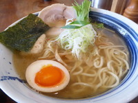 「琥珀そば（中太麺）（７７０円）＋味玉（１００円）」@自家製麺 琥珀の写真