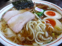 「ワンタン麺味玉入り（９３０円）」@とら食堂 松戸分店の写真