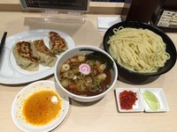 「辛つけめん（ライト）大盛＋３個ギョーザ＋半ライス」@UNDERGROUND RAMEN 頑者 コクーンシティさいたま新都心店の写真