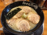 「嵐げんこつチャーシューメン塩+ライス／\850+100」@らあめん花月嵐 春日店の写真