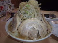 「肉ラーメン(850円)ニンニク有野菜３倍他」@らーめん食楽の写真
